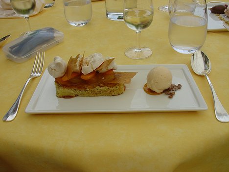 Saulxures - la Belle Vue » 1jul2010 dessert - L'abricot en tarte très moelleuse, nappage vanille, amandes caramélisées et le tout meringué, Glace au lait dans l'esprit 